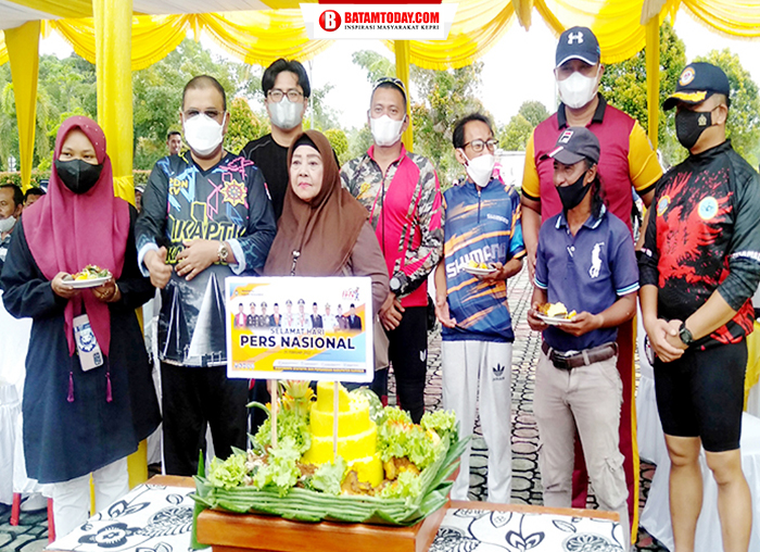Bupati Karimun, Aunur Rafiq saat berfoto bersama Kapolres Karimun AKBP Tony Pantano SIK SH serta Insan Pers